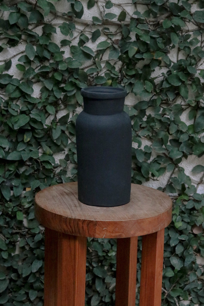 Nicci Vase